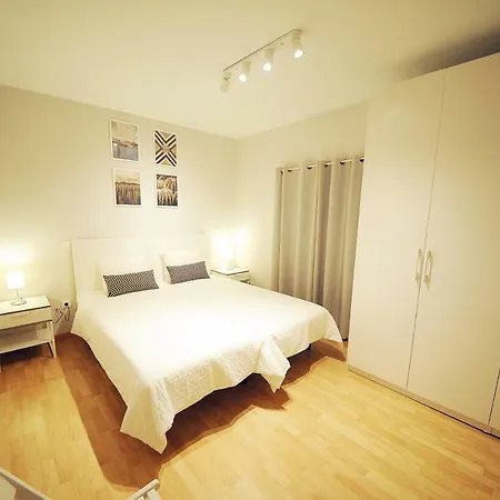 Dones En El Casco Histórico De Apartamento *