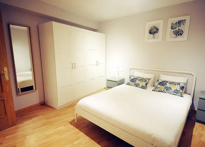 Dones En El Casco Histórico De * Saragoça